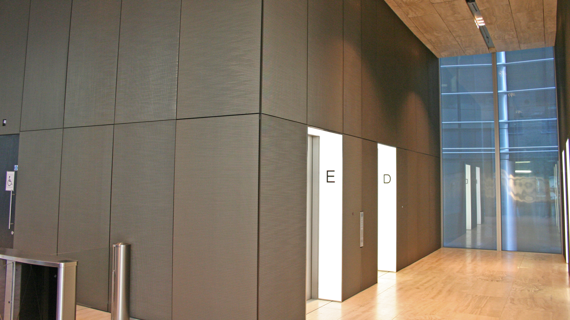 Habillage mural hall d'accueil Rothschild Bank London maille métallique JACOBSEN aluminium bronze www.maillemetaldesign.fr