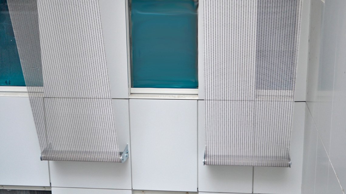 Bandeaux de maille métallique câblée inox SATURN P05130 en façade www.maillemetaldesign.fr - <p>maille métallique câblée appelée SATURN fabriquée sur mesure en acier inoxydable 316L et mise en oeuvre en bandeaux, en panneaux zig zag sur la façade du bâtiment de logements. La maille métallique allie esthétique et fonctionnalité comme brise-soleil.</p>