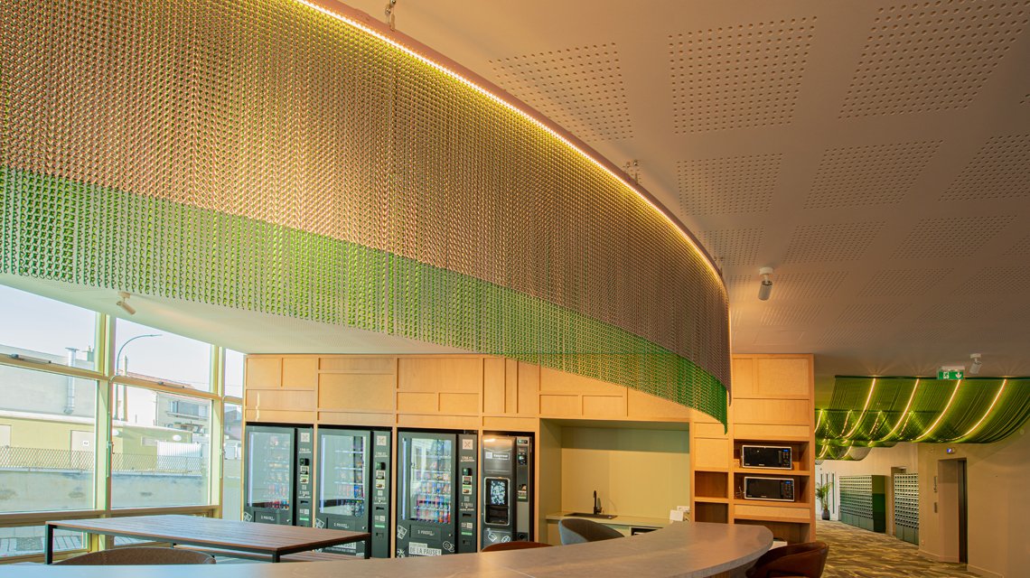 plafond en chaînes à maillons Kriskadecor Campus Paris @maillemetaldesign - <p>plafond en chaînes à maillons Kriskadecor Campus Paris @maillemetaldesign</p>