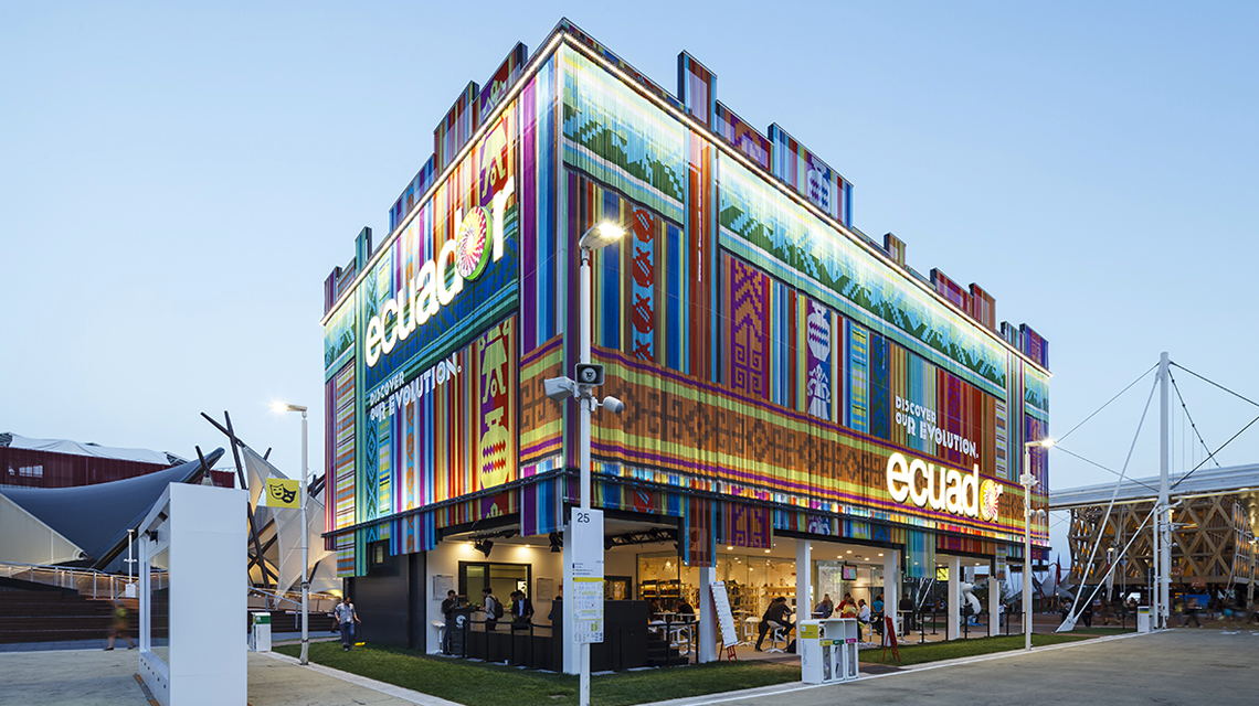 Façade en chaînes à maillons aluminium colorés kriskadecor Milan www.maillemetaldesign.fr