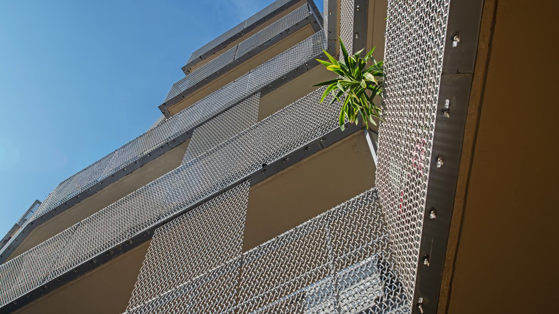 Façade & garde-corps en maille métallique spiralée en acier inoxydable www.maillemetaldesign.fr - <p>Dans ce projet de création de logements à Malakoff, la maille métallique en acier inoxydable a été intégrée comme remplissage de garde-corps et habillage en façade des bâtiments. Maille métallique spiralée EIFFEL40100 inox et son système de fixation TF60. La maille assure à la fois le remplissage des garde-corps et un habillage architectural continu, créant une lecture fluide et rythmée de l’enveloppe du bâtiment.</p>