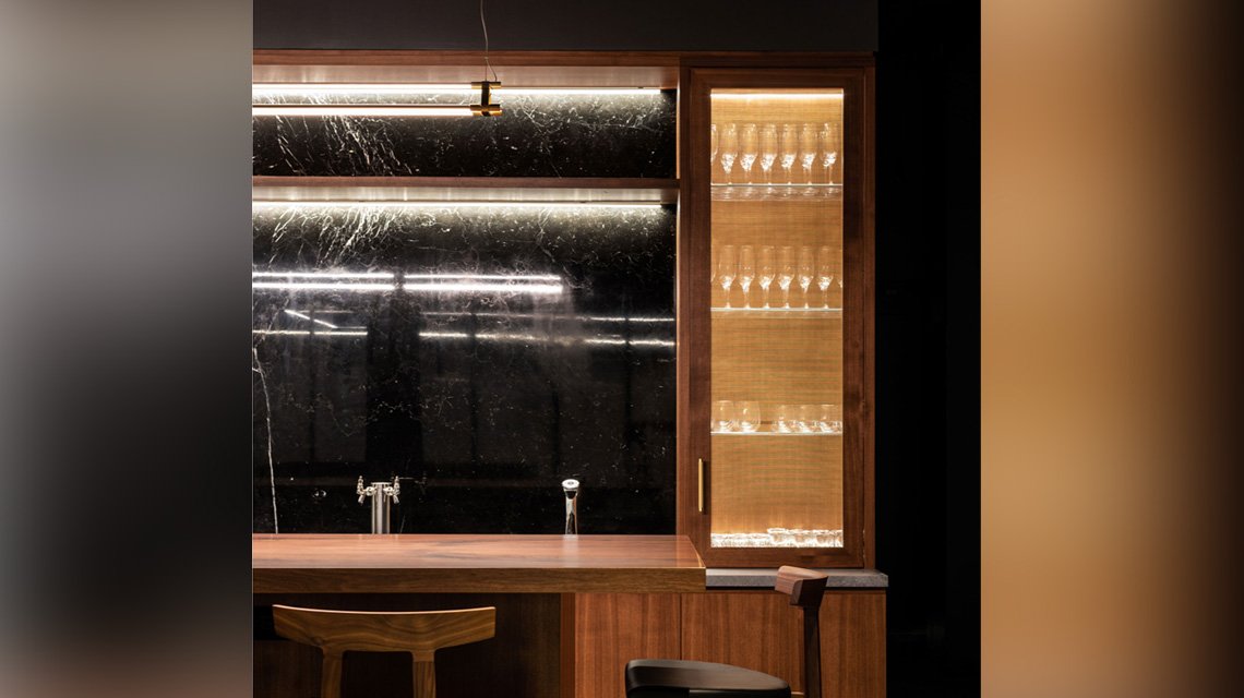 maille métallique S-52 finition bronze mise en oeuvre en remplissage de portes d'armoire  - <p>maille métallique rigide fabriquée sur mesure pour des applications architecturales intérieures. Le modèle S-52, fabriqué par Banker Wire, a été sélectionné comme remplissage de portes d’armoires et de paravents pour des bureaux à New York City.</p>
