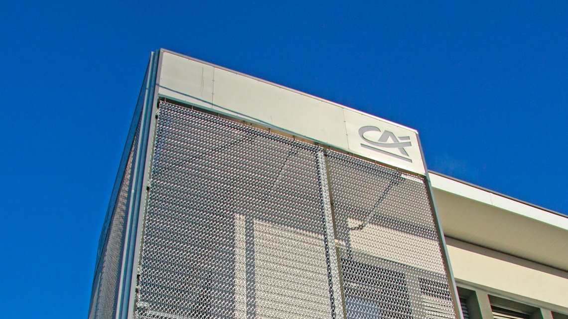 Façade en maille métallique inox spiralée EIFFEL4050 www.maillemetaldesign.fr - <p>maille métallique inox en façade de bâtiment du credit agricole utilisée comme habillage double-peau @maillemetaldesign</p>