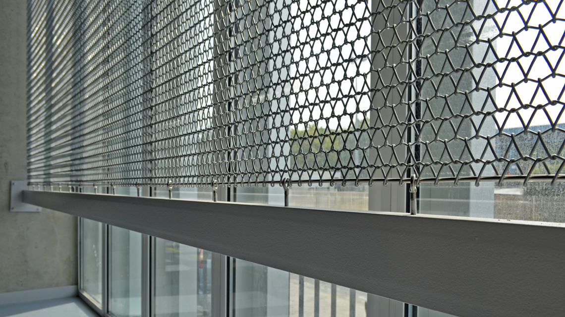 brise-soleil intérieur en maille métallique spiralée inox pour un gymnase www.maillemetaldesign.fr  - <p>brise-soleil intérieur en maille métallique spiralée inox pour un gymnase <a href=