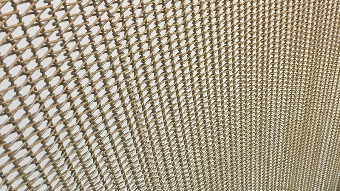 Parement d'escalier en maille métallique MIES inox coloré @maillemetaldesign