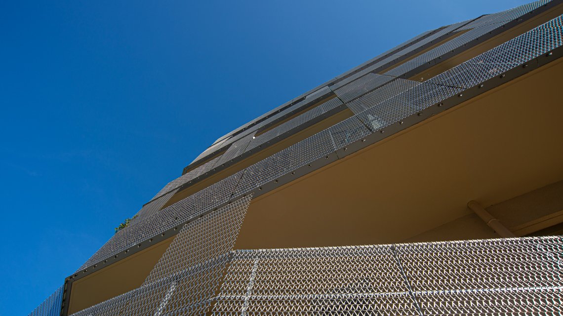 Façade & garde-corps en maille métallique spiralée en acier inoxydable www.maillemetaldesign.fr - <p>Dans ce projet de création de logements à Malakoff, la maille métallique en acier inoxydable a été intégrée comme remplissage de garde-corps et habillage en façade des bâtiments. Maille métallique spiralée EIFFEL40100 inox et son système de fixation TF60. La maille assure à la fois le remplissage des garde-corps et un habillage architectural continu, créant une lecture fluide et rythmée de l’enveloppe du bâtiment.</p>