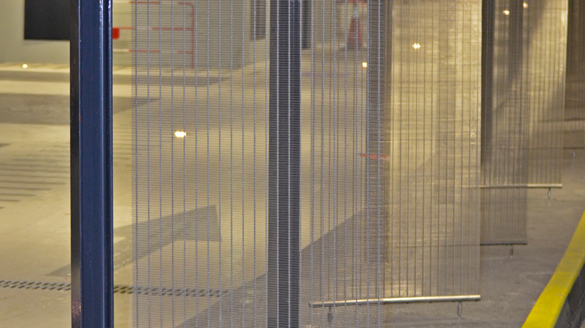 Séparatifs en maille métallique câblée inox Parking La Défense www.maillemetaldesign.fr