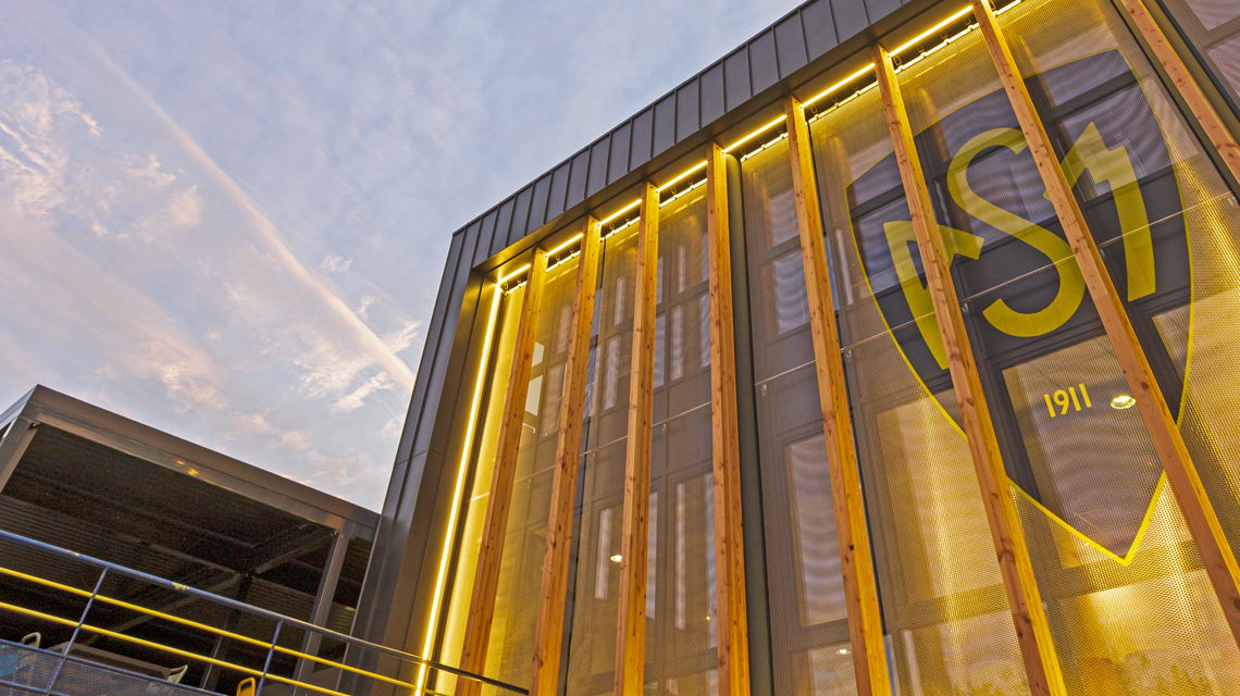 façade en maille métallique rigide INOX avec reproduction du logo ASM architecture www.maillemetaldesign.fr - <p>façade en maille métallique rigide INOX avec reproduction du logo ASM architecture <a href=
