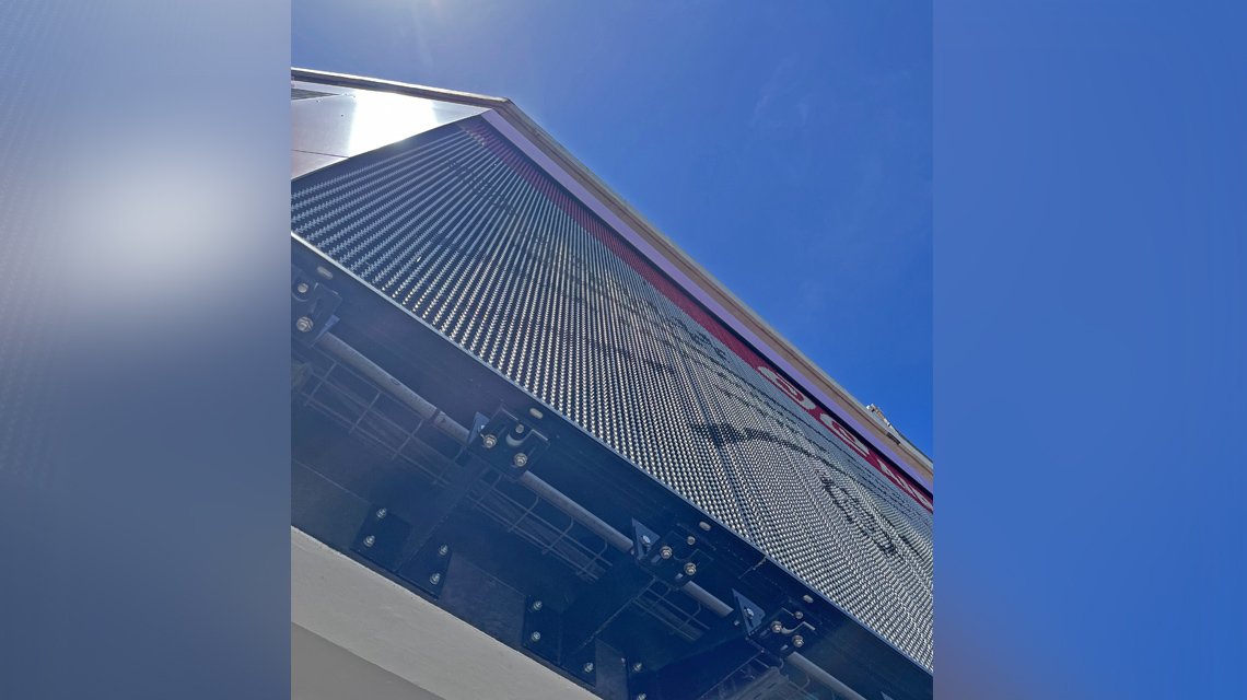 Façade des bureaux Air Tahiti en chaînes à maillons aluminium design by kriskadecor  - <p>Façades des bureaux Air Tahiti situés à Papeete et habillées sur mesure par les chaînes à maillons Kriskadecor avec le système de fixation et de tension KDC Thin System.</p>
