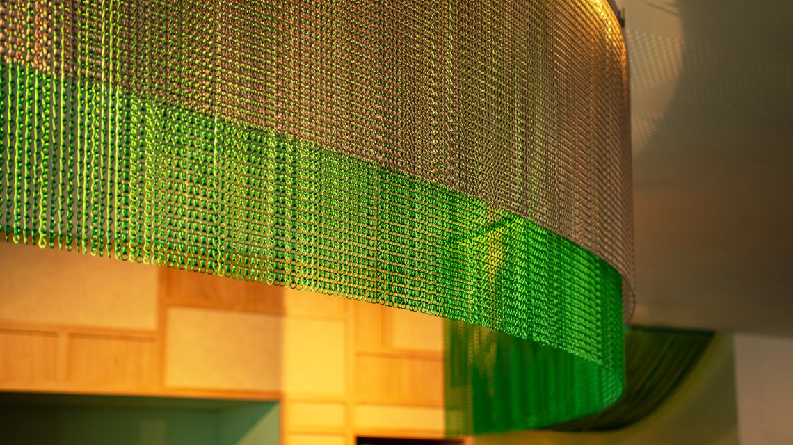 Rideau lumineux en chaînes aluminium Kriskadecor - <p>Installation décorative suspendue en chaînes aluminium utilisée comme élément lumineux dans un projet d’architecture intérieure.</p>