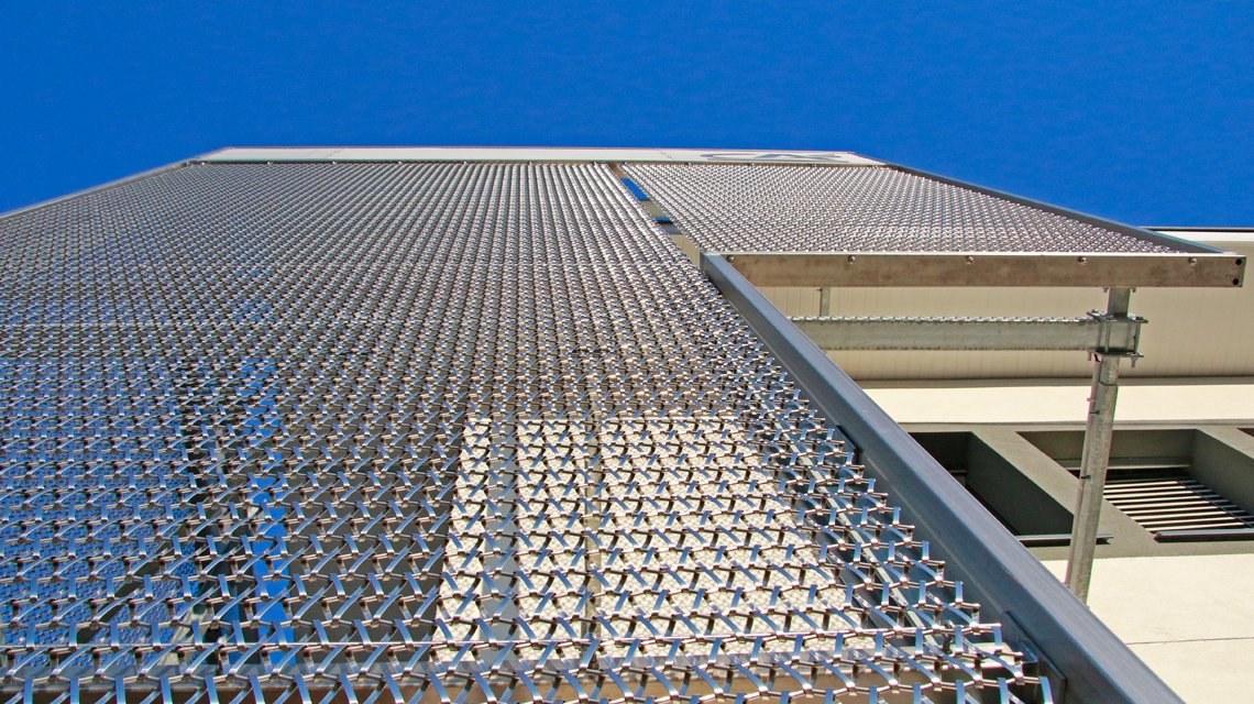 façade en maille métallique spiralée inox EIFEL4050 @maillemetaldesign - <p>façade en maille métallique spiralée inox EIFEL4050 @maillemetaldesign</p>