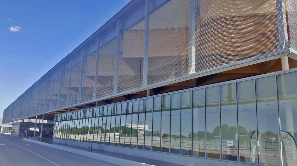 Façades en maille métallique spiralée inox EIFFEL40100 www.maillemetaldesign.fr