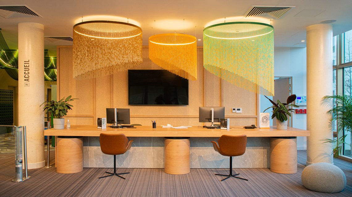 Luminaires en plafond Résidence étudiante Paris chaînes à maillons Kriskadecor  - <p>plafond en chaînes à maillons Kriskadecor Campus Paris @maillemetaldesign</p>