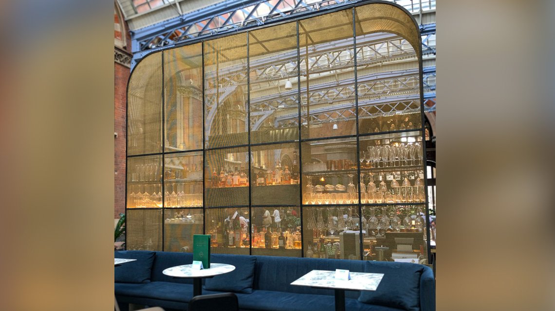 paravent en maille métallique laiton inox design by banker wire pour l'architecture d'intérieur - <p>treillis métallique rigide utilisé comme habillage de mobilier sur mesure pour ce bar londonien. La maille métallique est en inox et laiton et fabriquée sur mesure par Banker Wire.</p>