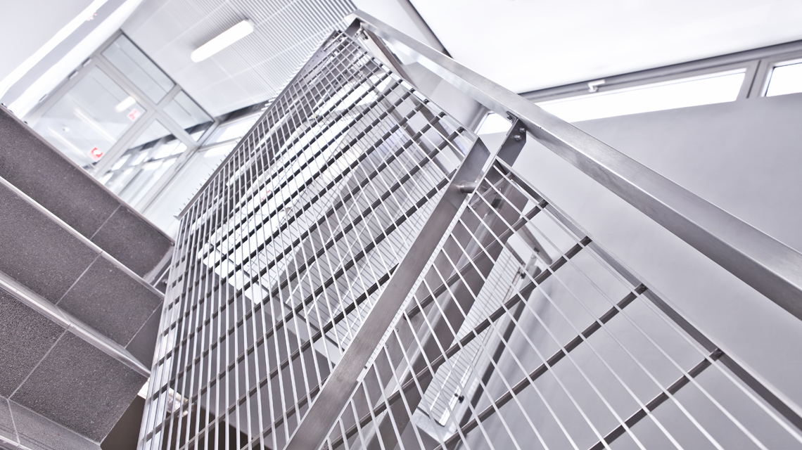 garde-corps maille métallique inox grille électro-soudée slot RADIUS architecture intérieure www.maillemetaldesign.fr