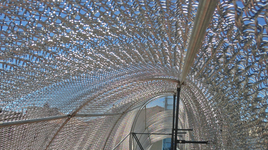 Maille métallique GAUDI inox www.maillemetaledesign.fr - <p>maille métallique spiralée sur mesure gaudi pour l’architecture et le design halles de Sètes</p>