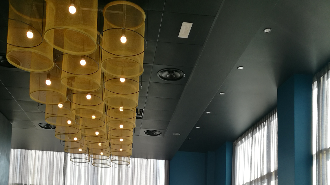 maille métallique plafond restaurant architecture et design sur mesure M&M Laiton www.maillemetaldesign.fr  - <p>maille métallique plafond restaurant architecture et design sur mesure M&M Laiton <a href=