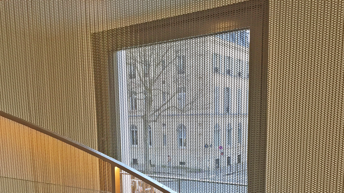 Parement d'escalier en maille métallique MIES inox coloré @maillemetaldesign