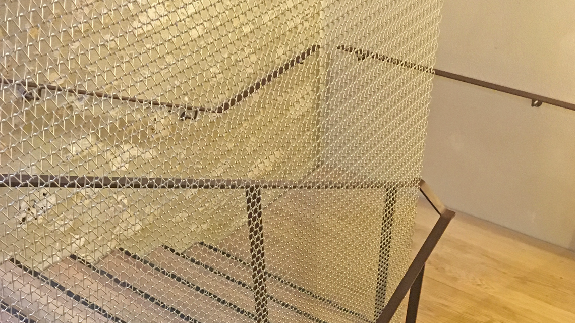 Parement escalier en maille métallique aluminium anodisé champagne TORROJA @maillemetaldesign