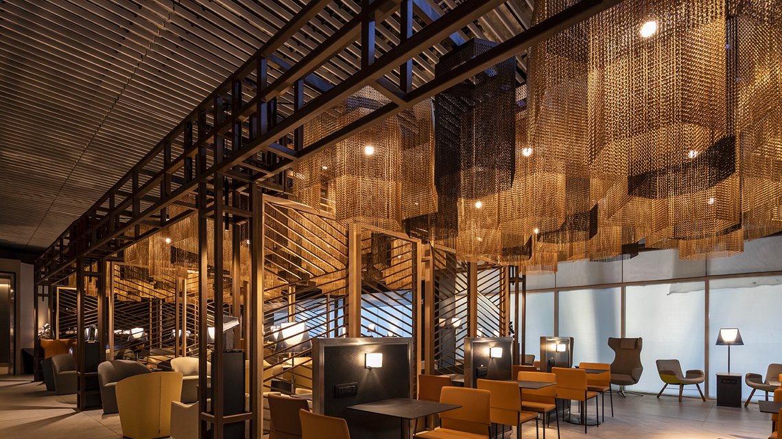 plafond luminaires chaînes à maillons aluminium design by @kriskadecor  - <p>plafond luminaires chaînes à maillons aluminium design by @kriskadecor</p>