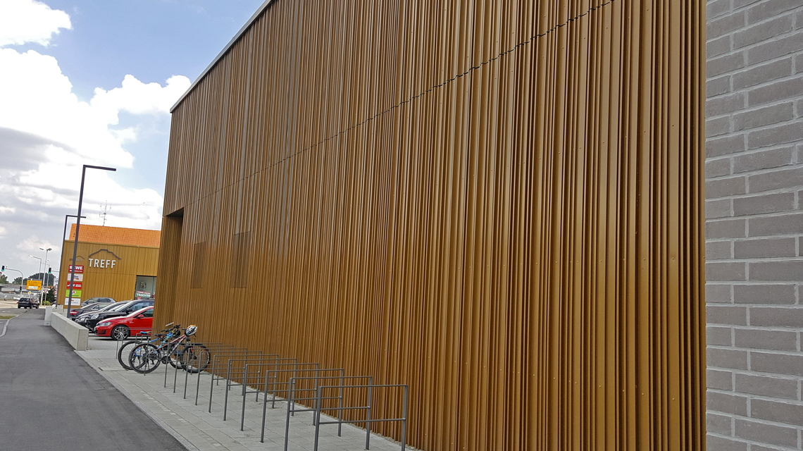 Façade en tôle préformée perforée wellTEC® centre commercial allemagne www.maillemetaldesign.fr