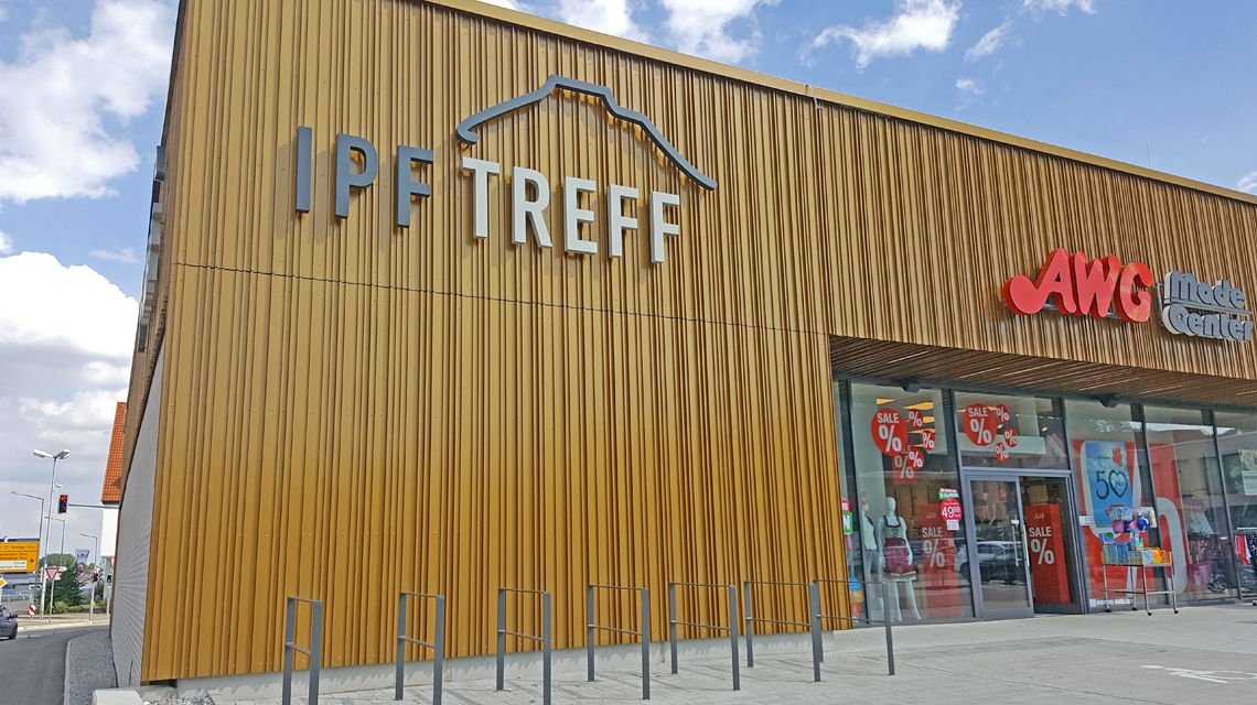 Façade en tôle préformée perforée wellTEC® centre commercial allemagne www.maillemetaldesign.fr