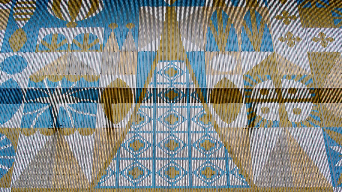 Façade décorative en chaînes aluminium Kriskadecor - <p>Façade architecturale réalisée en chaînes aluminium Kriskadecor formant une composition graphique personnalisée sur l’enveloppe du bâtiment.</p>