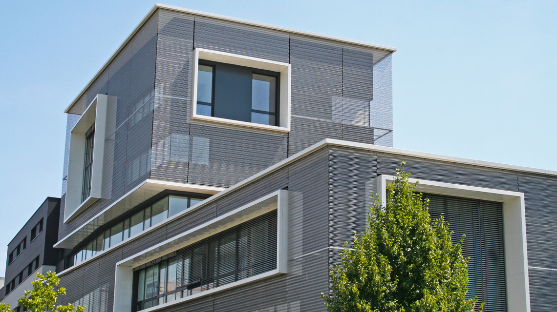 façade en maille métallique spiralée inox www.maillemetaldesign.fr  - <p>façade en maille métallique spiralée inox <a href=