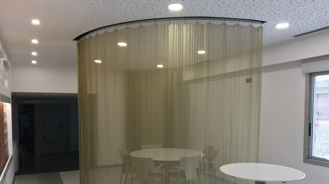 Rideau en maille métallique spiralée pour l'architecture d'intérieur. - <p>Rideau en maille métallique spiralée aluminium anodisé pour l’architecture d’intérieur et le design.</p>