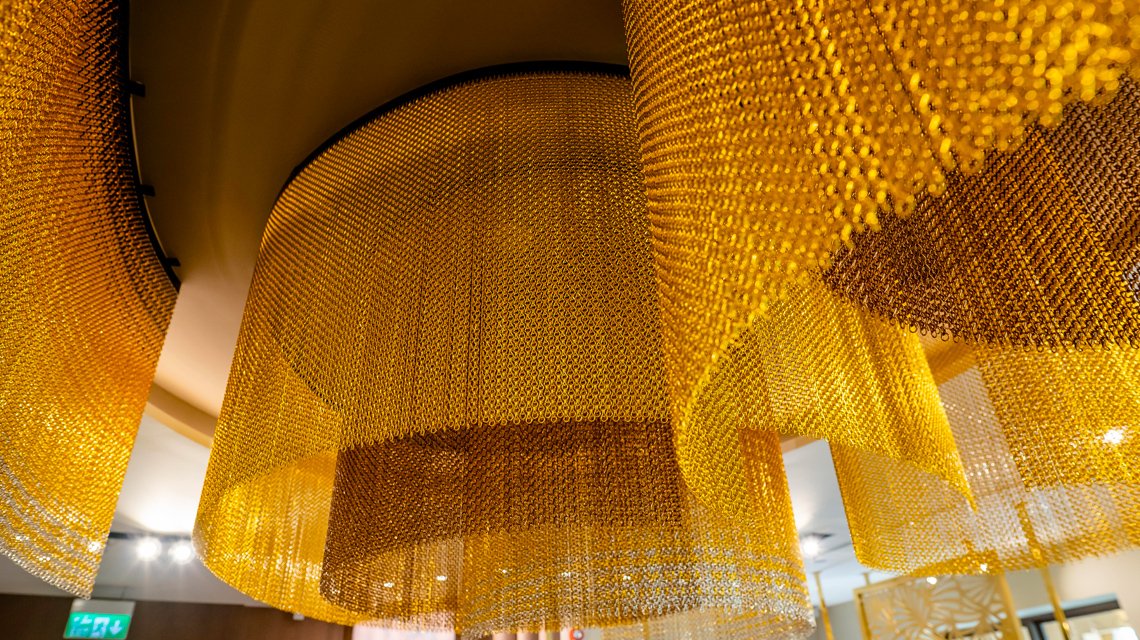 Luminaires à chaînes à maillons aluminium couleur or www.maillemetaldesign.fr - <p>Luminaires à chaînes à maillons aluminium couleur or <a href=