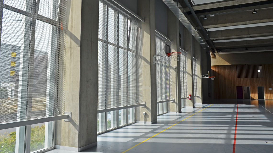 Brise-soleil en maille métallique spiralée inox TORROJA www.maillemetaldesign.fr
