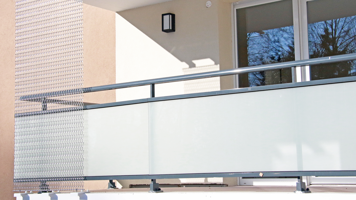 Maille métallique spiralée inox CODERCH www.maillemetaldesign.fr - <p>façade de bâtiment résidentiel avec un habillage en maille métallique spiralée inox</p>