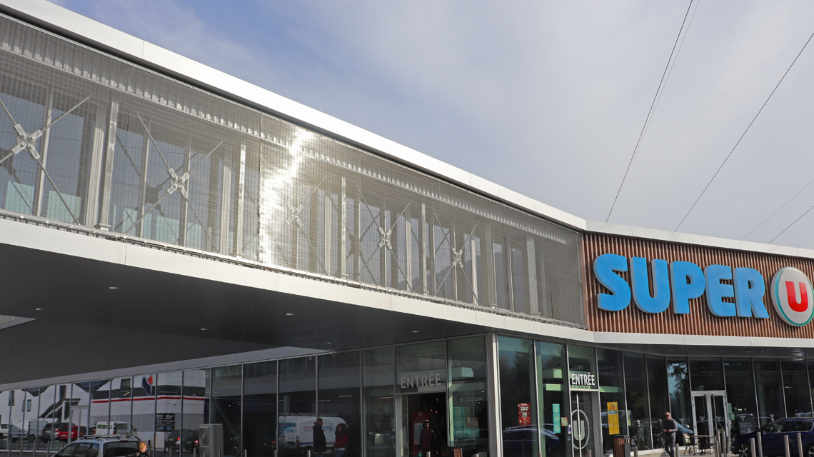 passerelle en maille métallique câblée inox pour le magasin Super U de Bourg St Maurice www.maillemetaldesign.fr - <p>passerelle en maille métallique câblée inox pour le magasin Super U de Bourg St Maurice <a href=