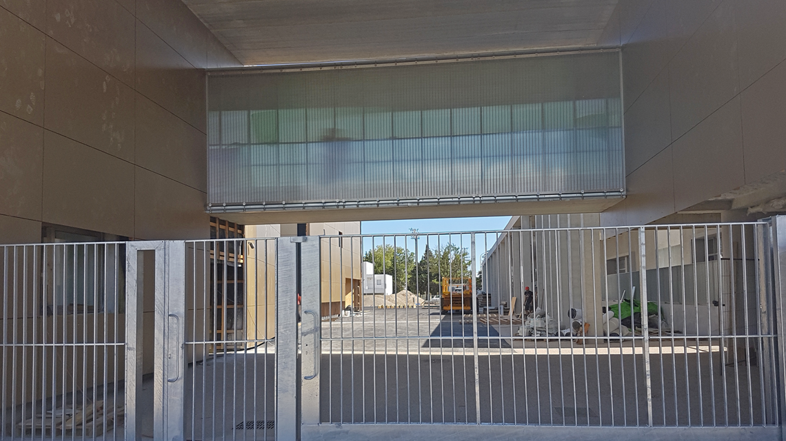Mise en oeuvre de la maille métallique câblée en inox pour une passerelle de collège www.maillemetaldesign.fr  - <p>Mise en oeuvre de la maille métallique câblée en inox pour une passerelle de collège <a href=