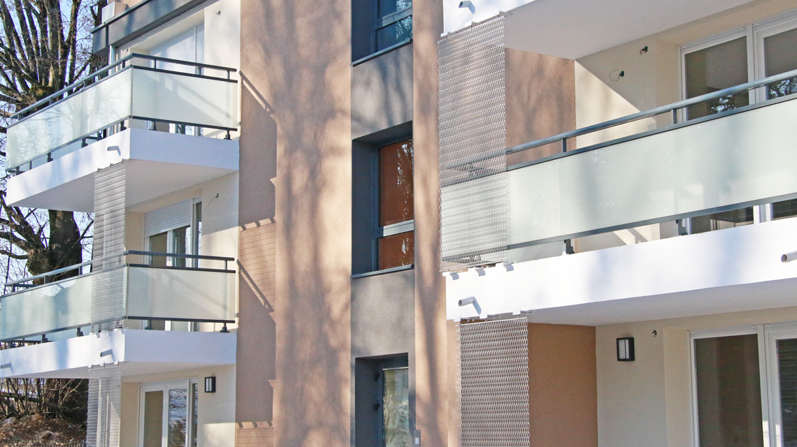 Maille métallique spiralée inox CODERCH www.maillemetaldesign.fr - <p>façade de bâtiment résidentiel avec un habillage en maille métallique spiralée inox</p>