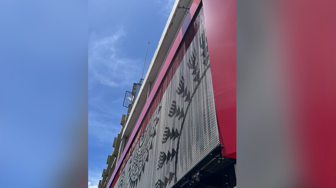 Façade des bureaux Air Tahiti en chaînes à maillons aluminium design by kriskadecor  - <p>Façades des bureaux Air Tahiti situés à Papeete et habillées sur mesure par les chaînes à maillons Kriskadecor avec le système de fixation et de tension KDC Thin System.</p>