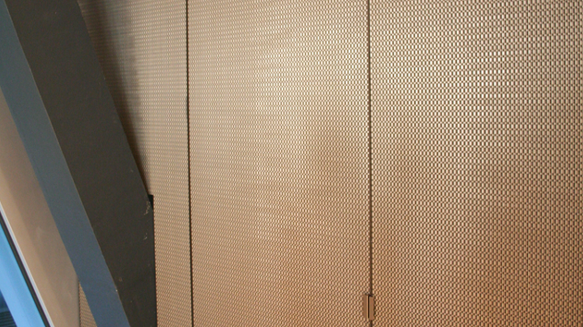 Habillage mural hall d'accueil Rothschild Bank London maille métallique JACOBSEN aluminium bronze www.maillemetaldesign.fr
