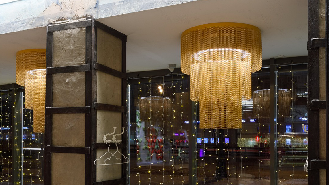 Luminaires réalisés en chaînes à maillons aluminium dorées kriska www.maillemetaldesign.fr
