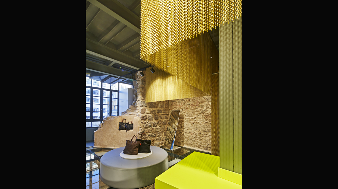 Séparateur d'espace en chaînes à maillons dorées kriskadecor www.maillemetaldesign.fr