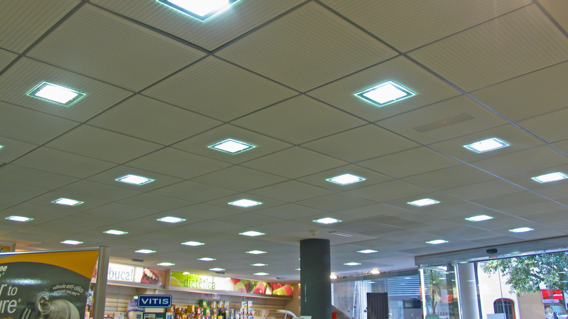 Plafond DECKMETAL maille métallique 600x600 pharmacie Barcelone www.maillemetaldesign.fr
