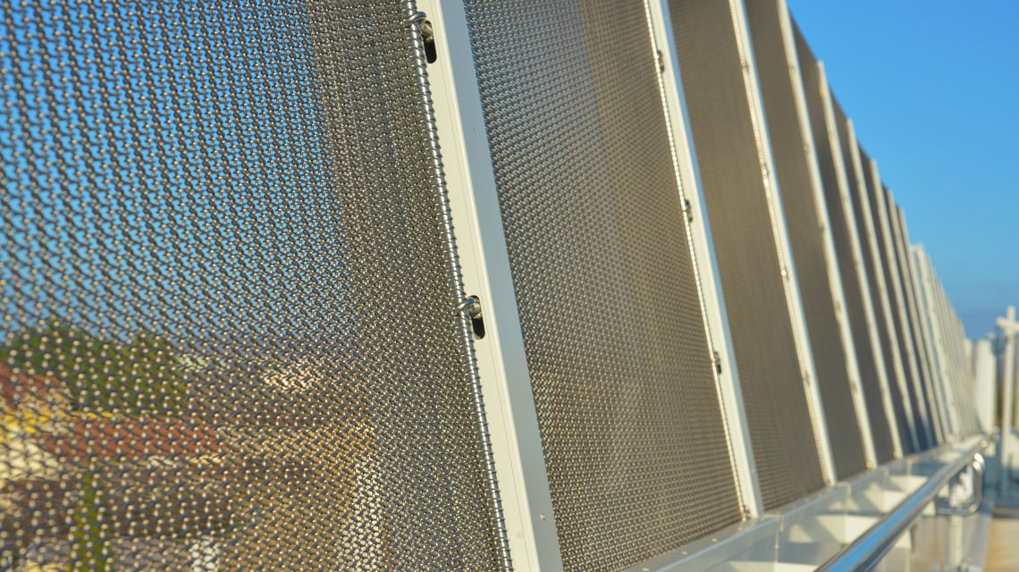 passerelle en maille métallique spiralée MIES inox @maillemetaldesign - <p>passerelle en maille spiralée MIES inox <a href=