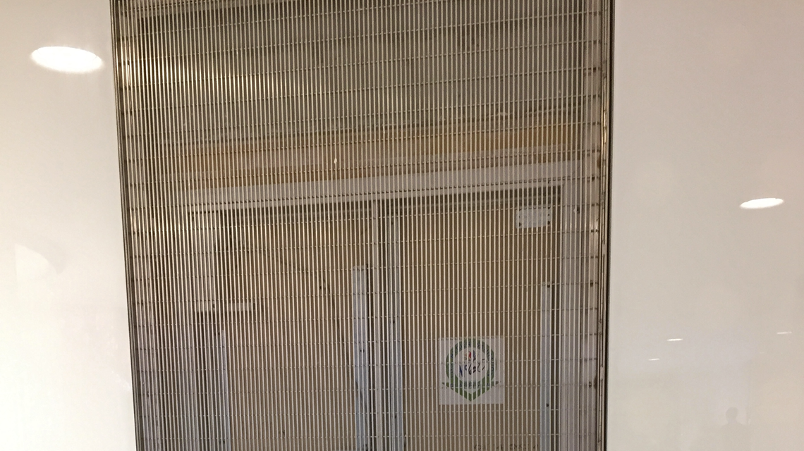 Habillage mural grilles métalliques inoxydables slot architecture d'intérieur www.maillemetaldesign.fr