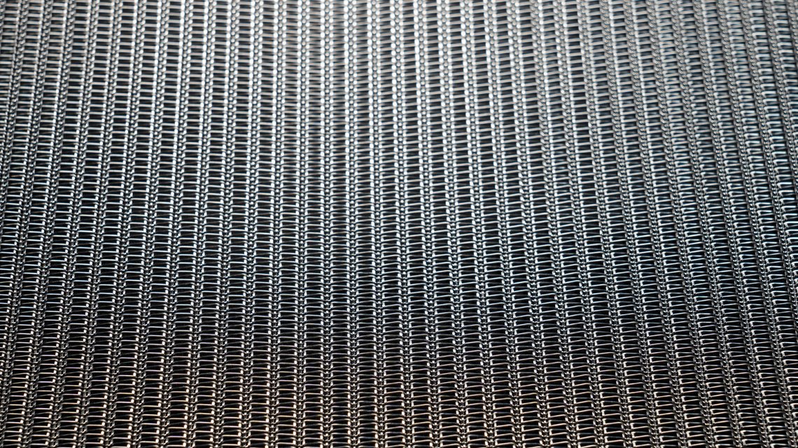 Maille métallique fine pour l'architecture et le design @maillemetaldesign - <p>maille métallique architecture intérieure et design pour l’habillage mural, plafond, luminaire, rideau, mobilier design <a href=
