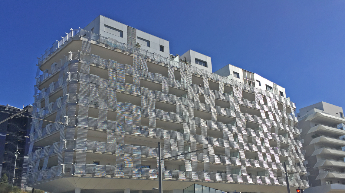 Façade en maille métallique spiralée inox EIFFEL30150 @maillemetaldesign