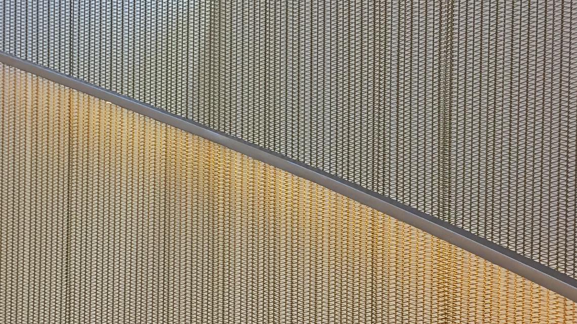 Parement d'escalier en maille métallique MIES inox coloré @maillemetaldesign