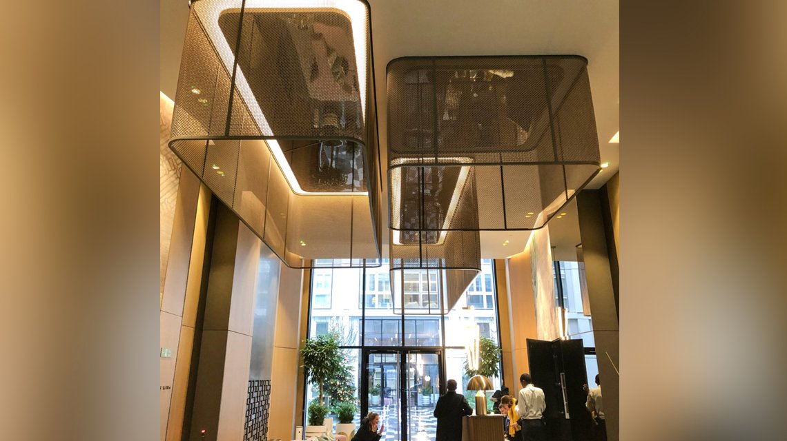 plafond sur mesure en maille métallique rigide inox et bronze Banker Wire @maillemetaldesign - <p>plafond sur mesure en maille métallique rigide inox et bronze Banker Wire @maillemetaldesign</p>