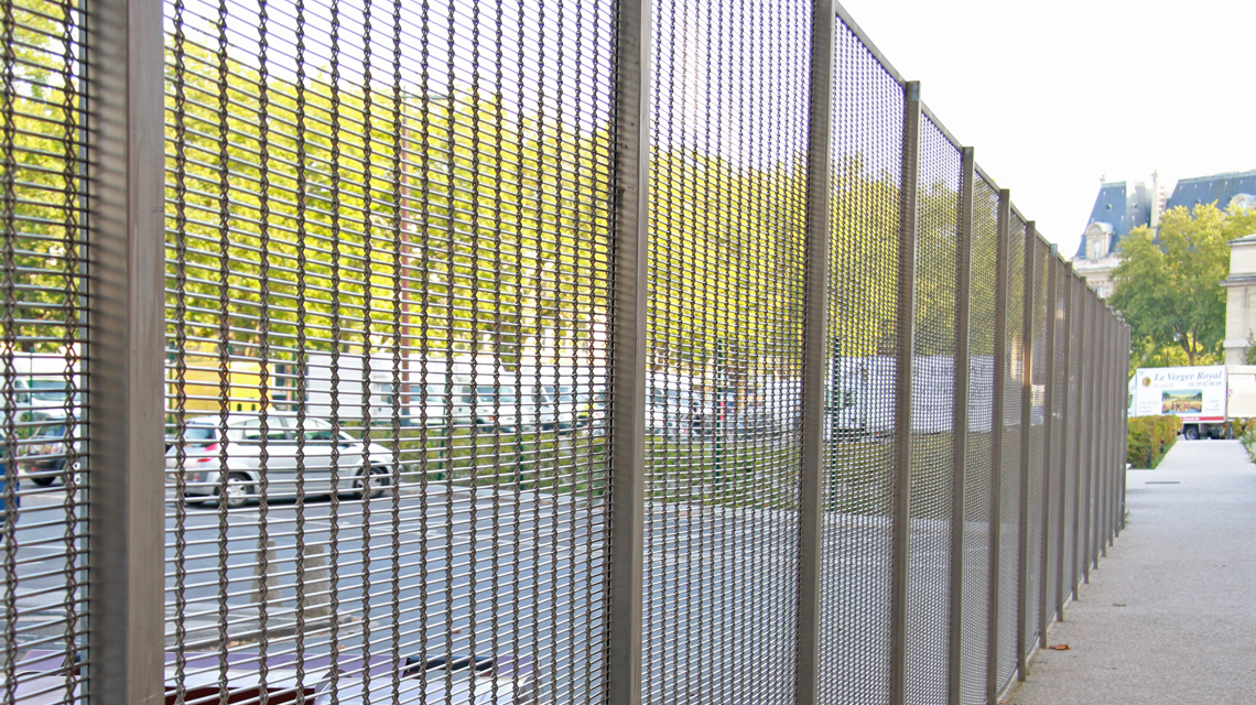 clôture maille métallique câblée inox tribunal de grande instance de Versailles architecture paysage www.maillemetaldesign.fr