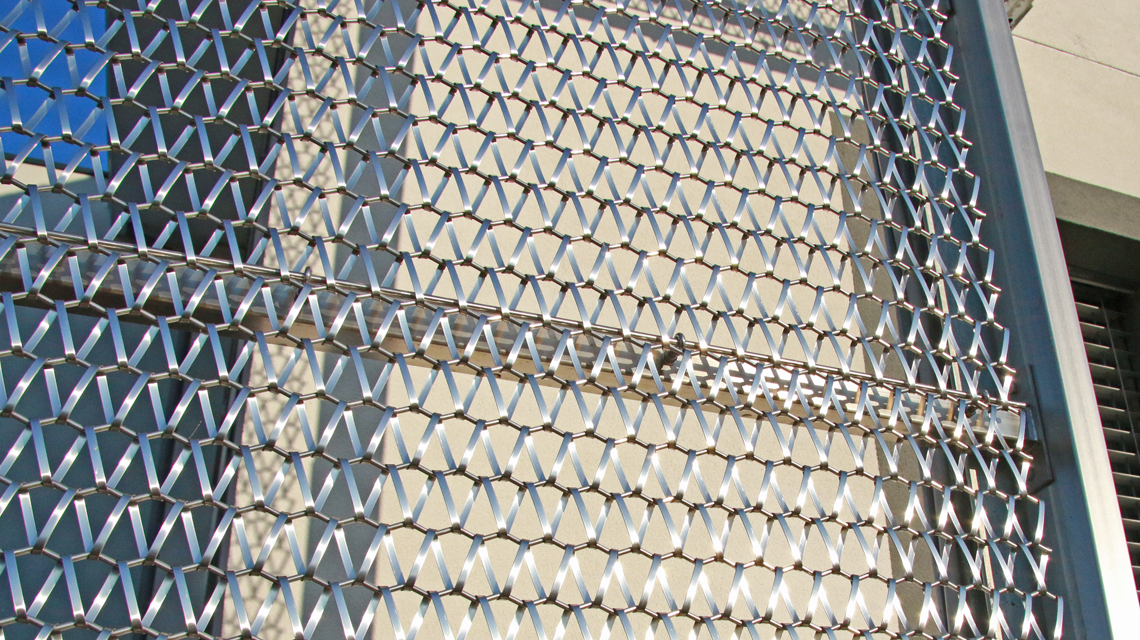 Façade en maille métallique inox spiralée EIFFEL4050 www.maillemetaldesign.fr - <p>maille métallique inox en façade de bâtiment du credit agricole utilisée comme habillage double-peau @maillemetaldesign</p>