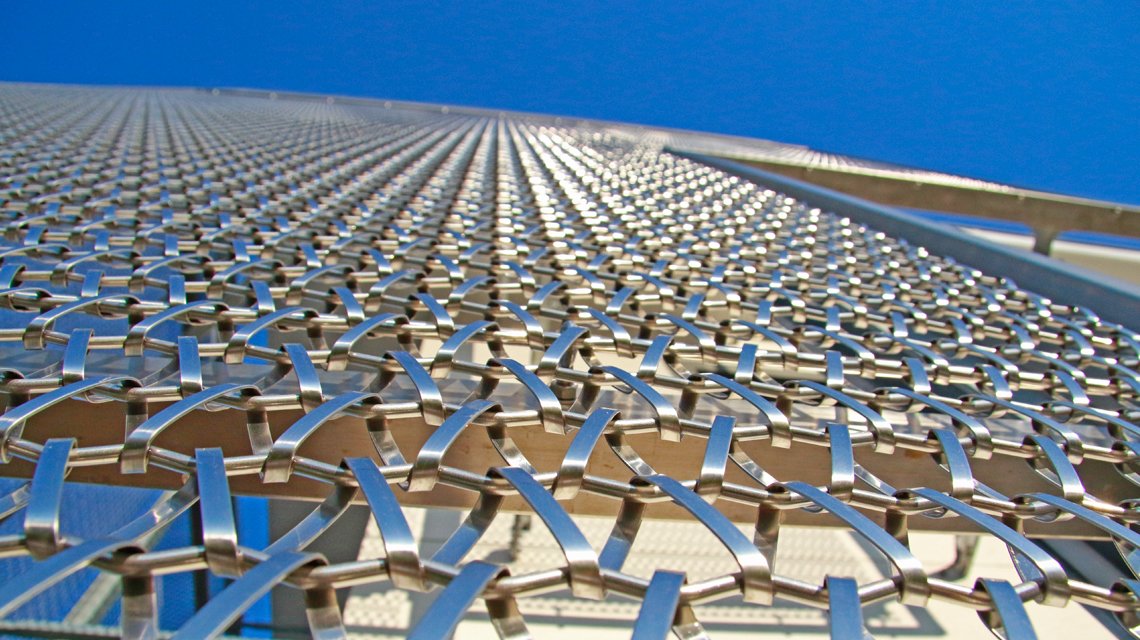 Façade en maille métallique inox spiralée EIFFEL4050 www.maillemetaldesign.fr - <p>maille métallique inox en façade de bâtiment du credit agricole utilisée comme habillage double-peau @maillemetaldesign</p>