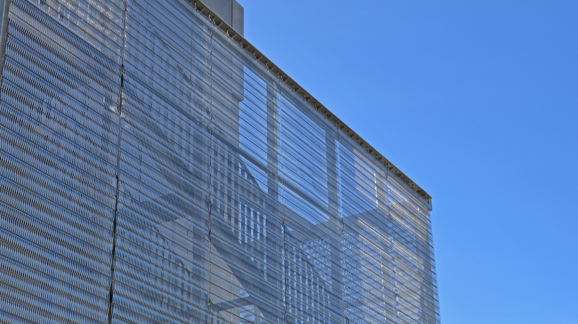 Passerelle Blanche - maille métallique spiralée inox EIFFEL20100 www.maillemetaldesign.fr